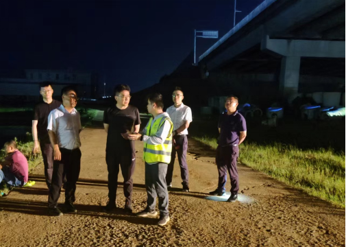 抗洪搶險(xiǎn)報(bào)導(dǎo)-迎“汛”而上,奔赴前線 -320.png